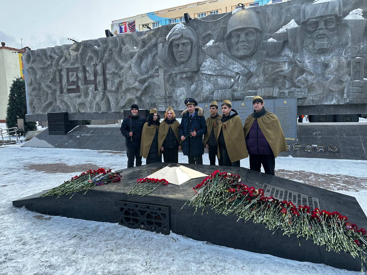 Возложение цветов членами Молодежного совета г. Норильск к Памятнику героям войны и труда